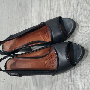 Gentle Souls by Kenneth Cole Peep Toe Black  Sandals Women's Size 5.5